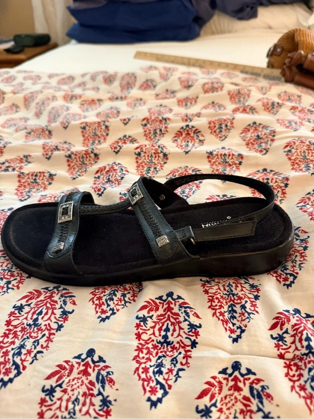 NWOT. Minnetonka Black T-Strap Comfort Sandals